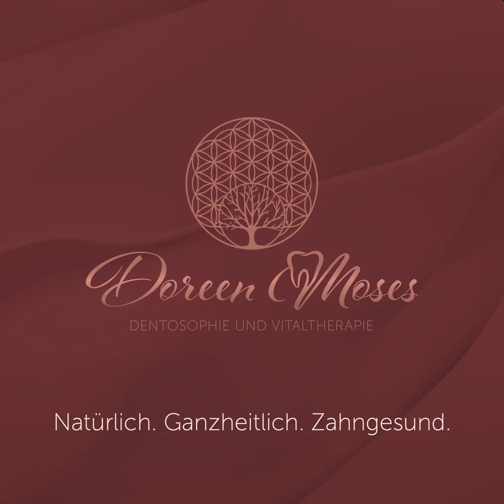 Logo Doreen Moses Dentosophie und Vitaltherapie in Roségold auf Bordeaux