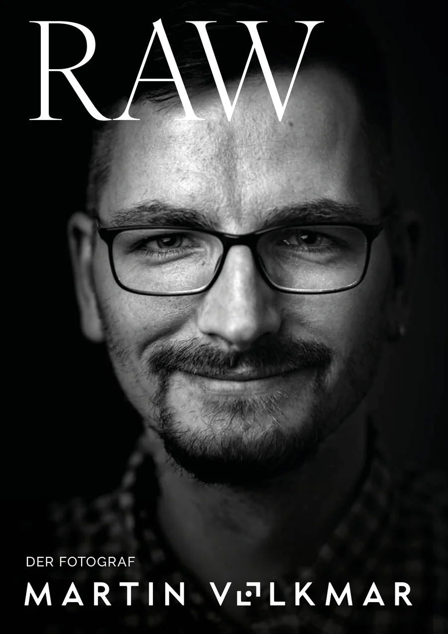 Magazincover RAW für Fotograf Martin Volkmar, Schwarz-Weiß-Porträt mit Typografie